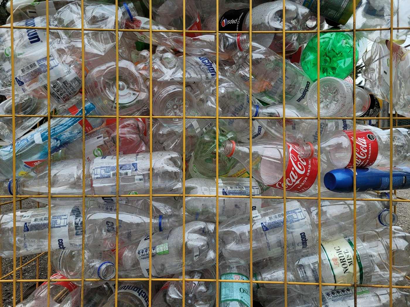 Botellas de plástico compactadas para reciclar