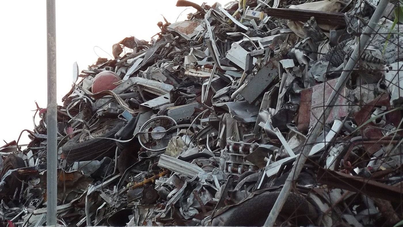 Montón de chatarra de metal en una planta de reciclaje